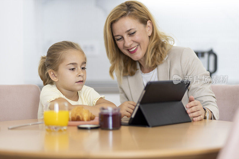 女孩和她的母亲在使用数码平板电脑