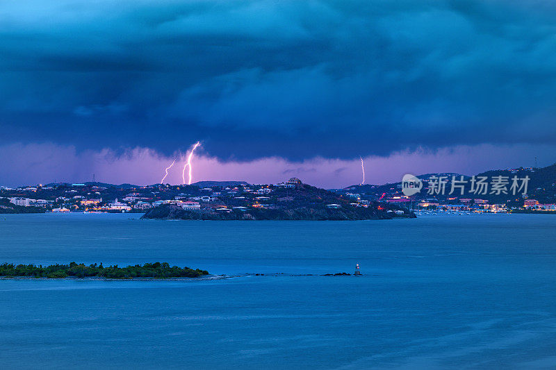 闪电袭击了美属维尔京群岛的红钩圣托马斯