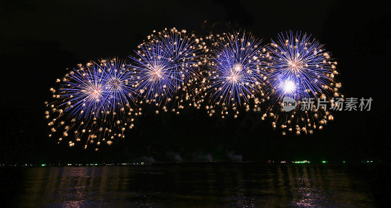 在芭堤雅国际烟花节拍摄的美丽多彩的烟花夜景