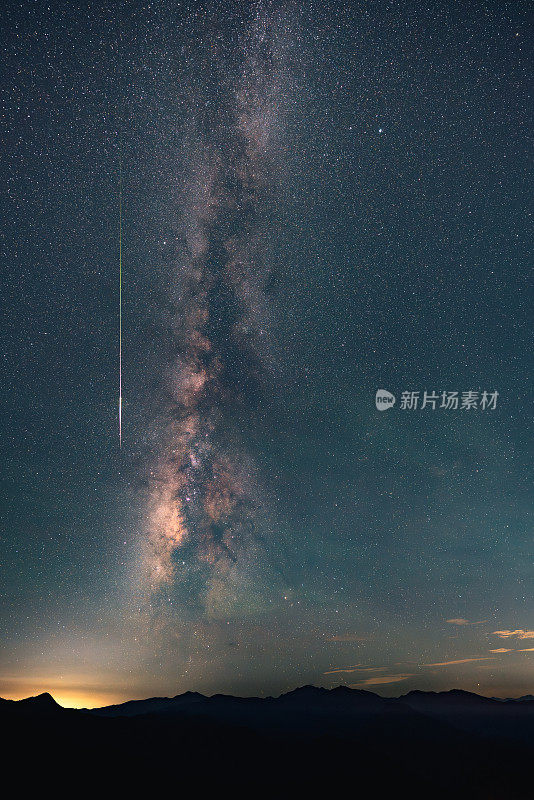 流星飞过银河系旁边布满星星的天空