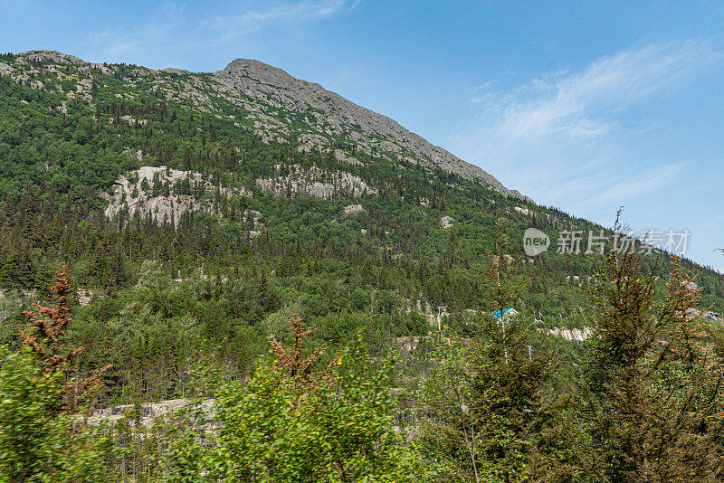 美国阿拉斯加州怀特山口山顶游览列车。