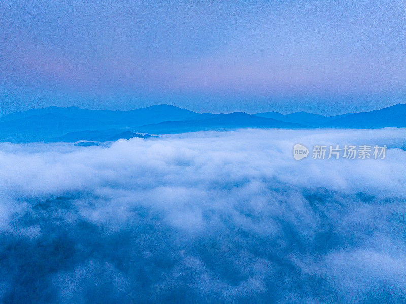 航拍山上美丽的日出和云海