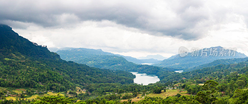 山中宁静湖泊的全景。拍摄于斯里兰卡中部地区。