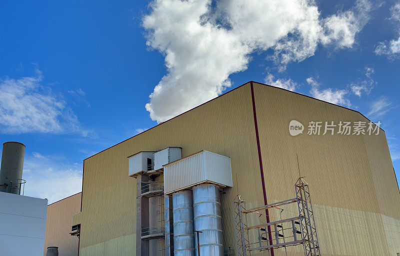 工业工厂的烟塔。烟囱排放。