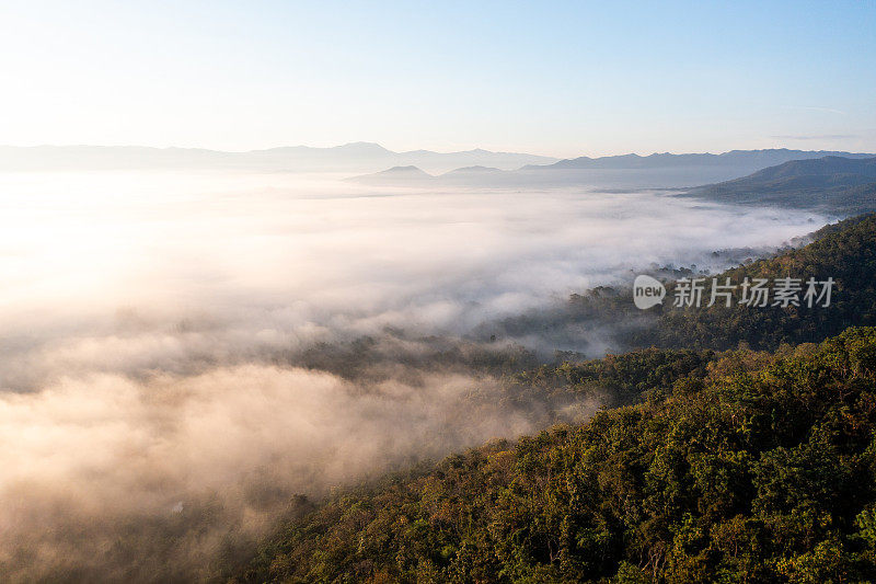 雾蒙蒙的日出围绕着森林和山脉，泰国