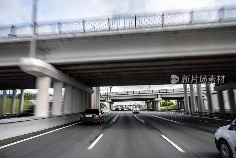 行驶在多车道高速公路上，接近公路上的汽车桥