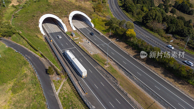 高速公路上的两条隧道