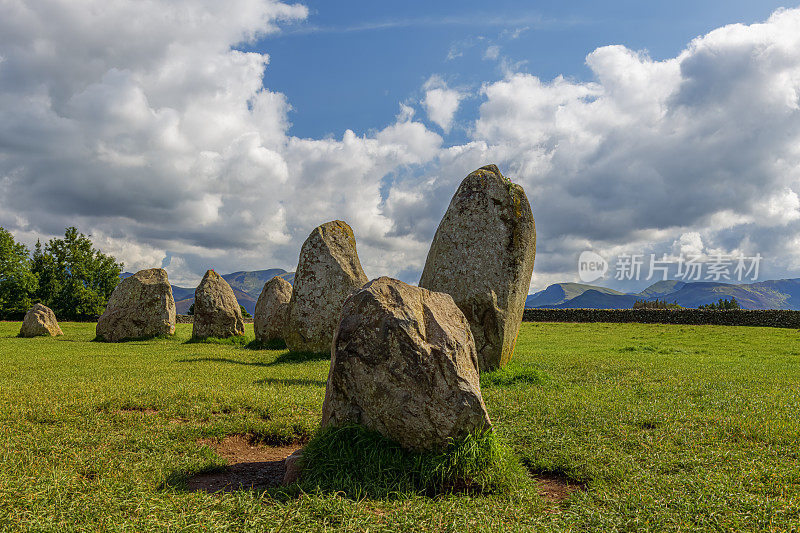 位于英国坎布里亚郡湖区，靠近Keswick和Derwent水域的古Castlerigg石圈中的站立石头。