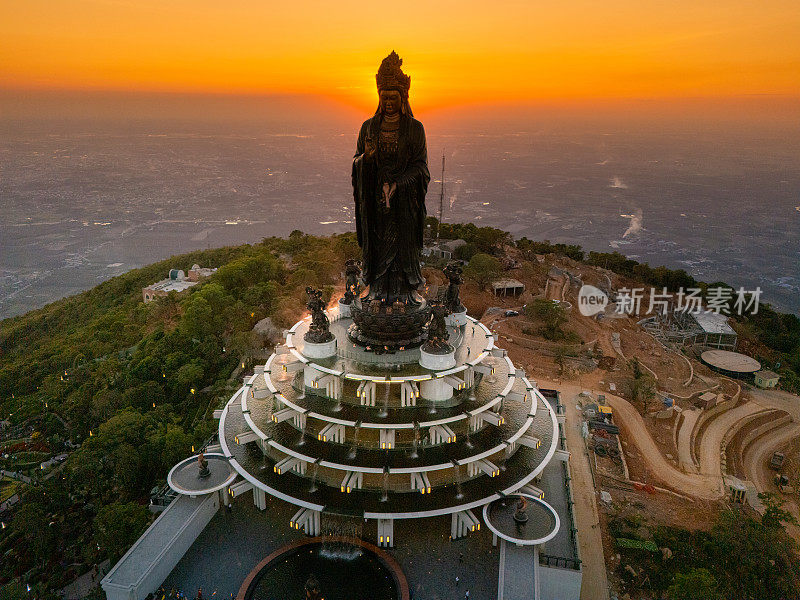 越南德宁省巴登山旅游区的景色。一个独特的佛教建筑，海拔最高，从下面看是非常美丽的。