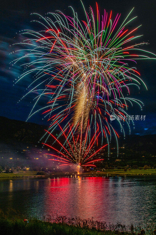 美国独立日的烟火，在美国西部的科罗拉多泉，以山脉为背景的小湖上