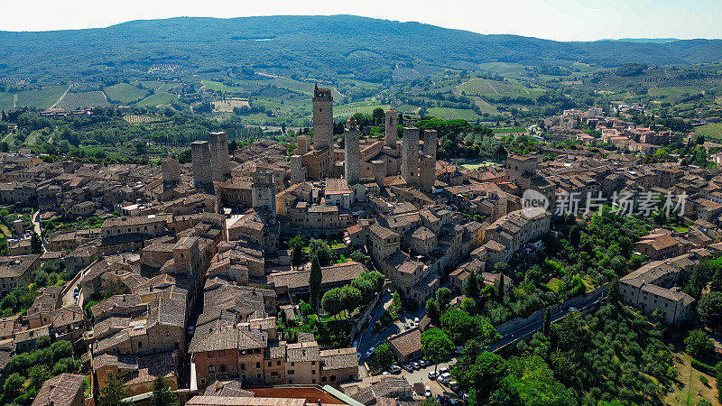 夏日天气下的意大利托斯卡纳圣吉米尼亚诺镇鸟瞰图意大利托斯卡纳地区最美丽的中世纪城镇之一圣吉米尼亚诺镇
