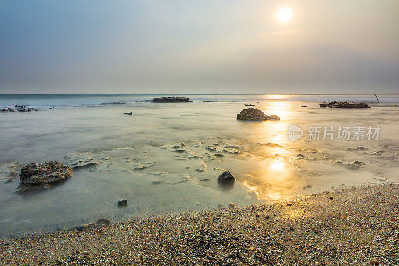 在北明古鲁的沿海地区，每天都有水的沿海地区有高波浪的夜景，土地继续减少，加上天空不好，因为空气污染是由许多引发全球焦虑的因素引起的