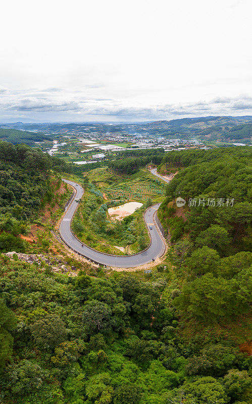 越南大叻市塔农山口的鸟瞰图。远处蜿蜒的道路是越南的大叻市