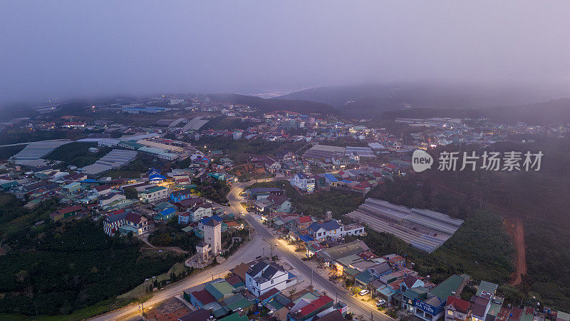 林东省大叻市曹达镇日落时的美丽风景。风吹茶山上，晨景山坡上茶树下