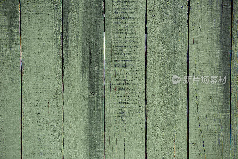 细节部分磨损和风化，绿色木制栅栏板与纹理和纹理