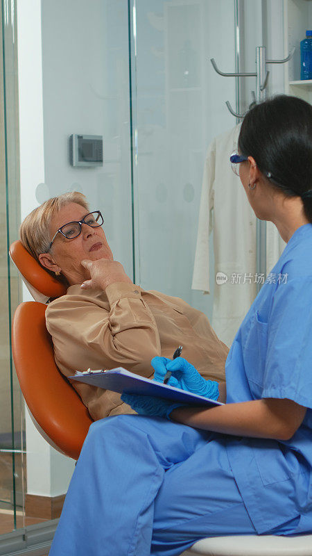 牙痛患者向护士解释牙齿问题
