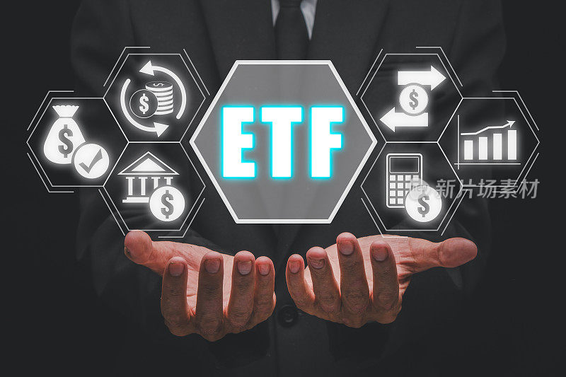 ETF，交易所交易基金概念，虚拟屏幕上商人手持交易所交易基金图标，共同基金和交易所交易基金的投资机会，金融市场财富增长。