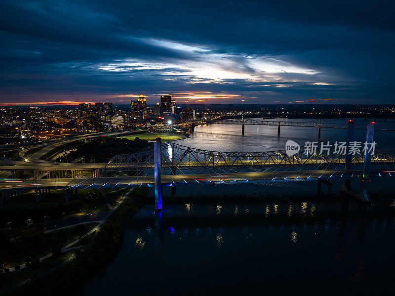 无人机拍摄的路易斯维尔市中心，肯塔基州和俄亥俄河在一个秋天的晚上