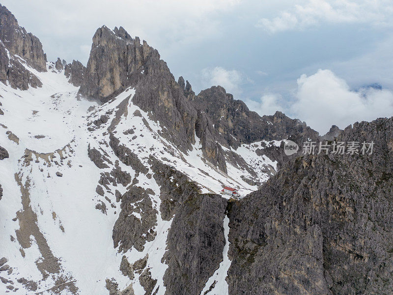 鸟瞰秋天的雪山，意大利威尼托省贝卢诺省多洛米蒂