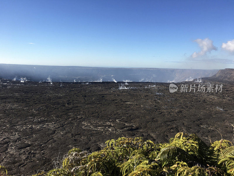 从火山边缘鸟瞰活火山