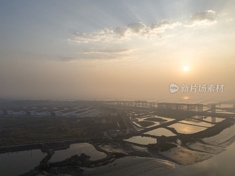 日出时在建跨海大桥的航拍照片