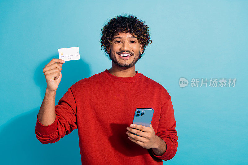 欢快的墨西哥人身穿红色套头衫，在青色背景上宣传智能手机借记卡服务