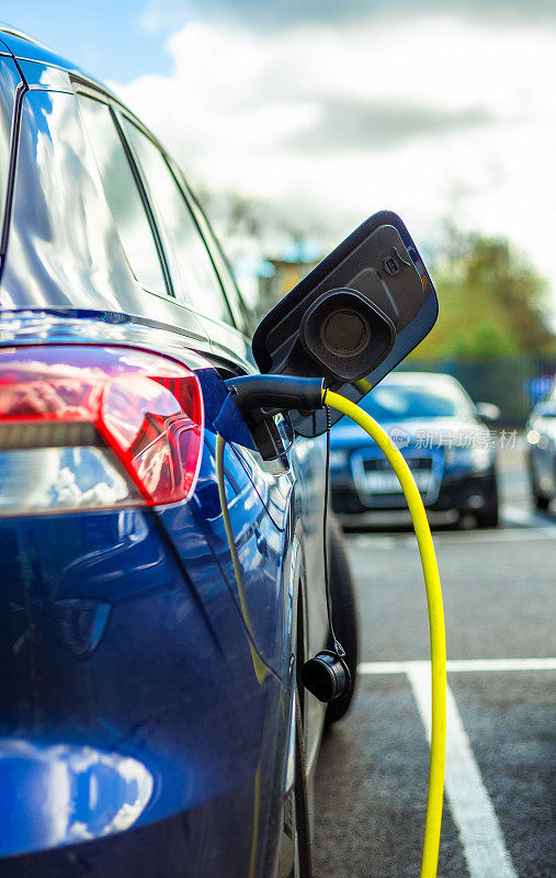 电动汽车在城市的充电点充电