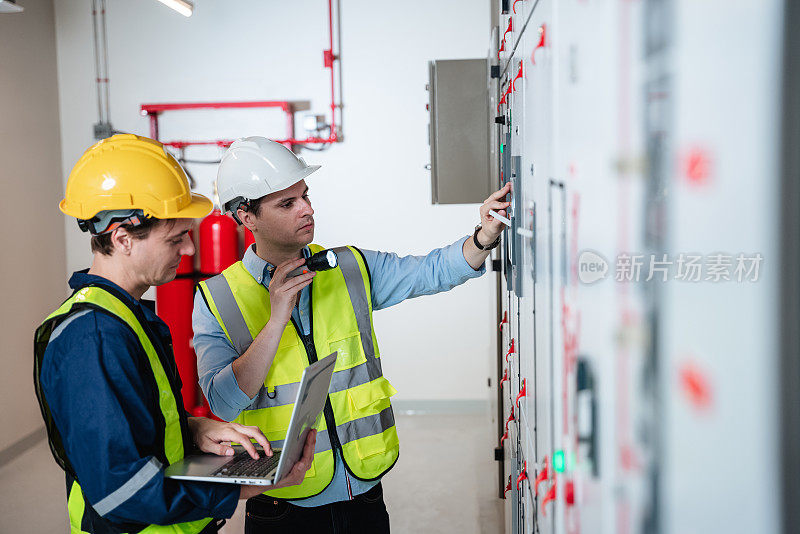 工程师检查了电气配电盘并验证了工作电压范围。