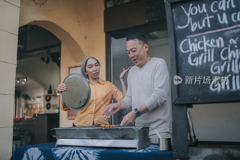 亚洲华人老人在槟城当地餐厅学习制作沙茶的经验