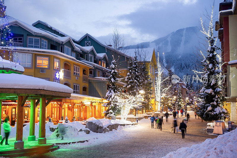 冬季滑雪小镇的夜景