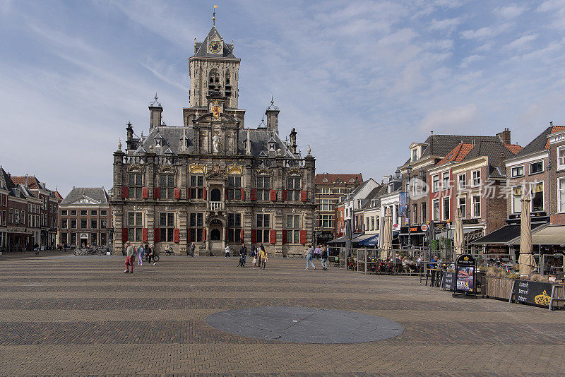 2023年5月6日，荷兰代尔夫特。位于代尔夫特市中心广场上的市政厅，代尔夫特是一个荷兰村庄，以其代尔夫特蓝陶器而闻名，非常受游客欢迎