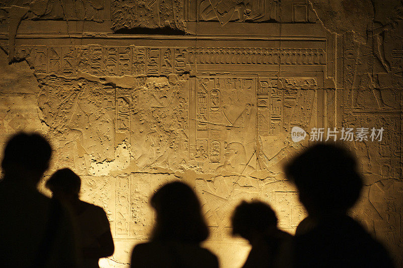 埃及象形文字与游客剪影