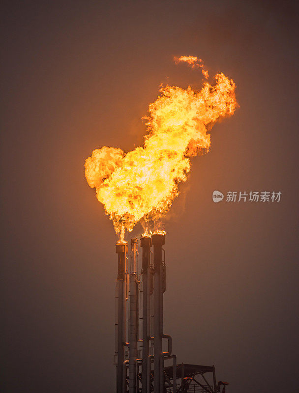 在一个大型炼油厂燃烧石油天然气火炬
