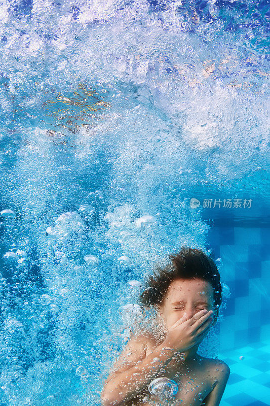有趣的脸肖像微笑的孩子游泳在游泳池水下
