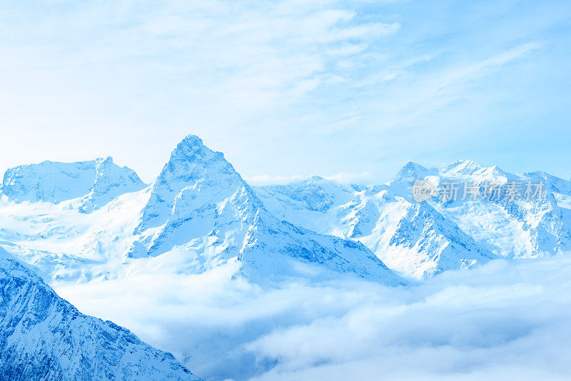 美丽的冬雪覆盖了高加索山脉的山峰，东巴吉