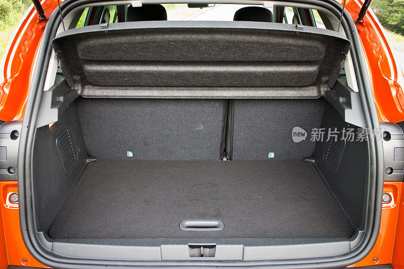 小型SUV汽车后备箱