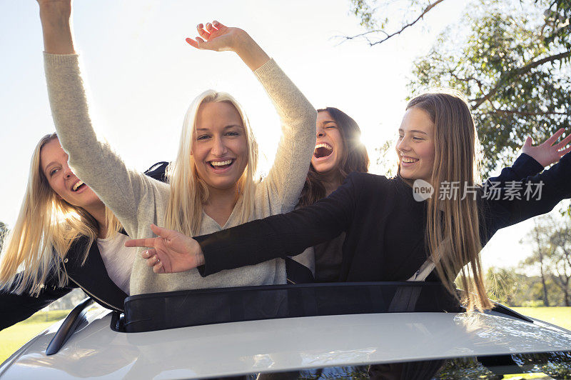 年轻女人从天窗探出头来