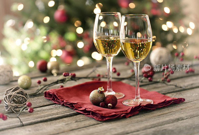 节日酒乡村木桌和圣诞树装饰