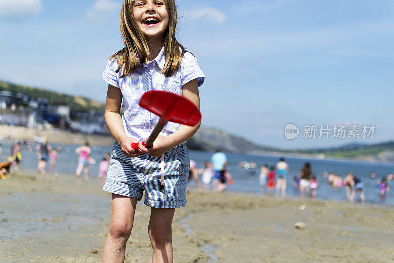 海滩上的年轻女孩