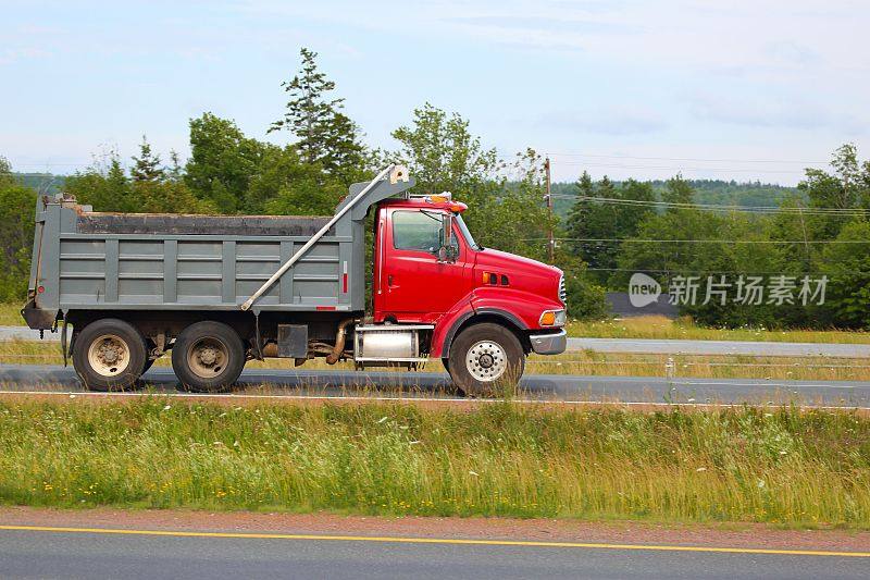 州际公路上的自卸卡车