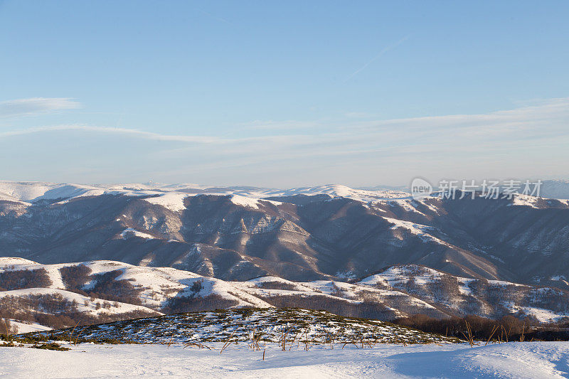 雪山上流下来