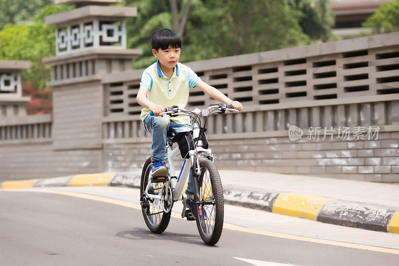 小学生在一个安静的小区里骑自行车