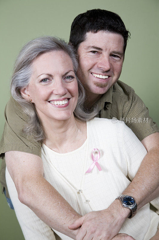 母亲和儿子拥抱，乳腺癌主题