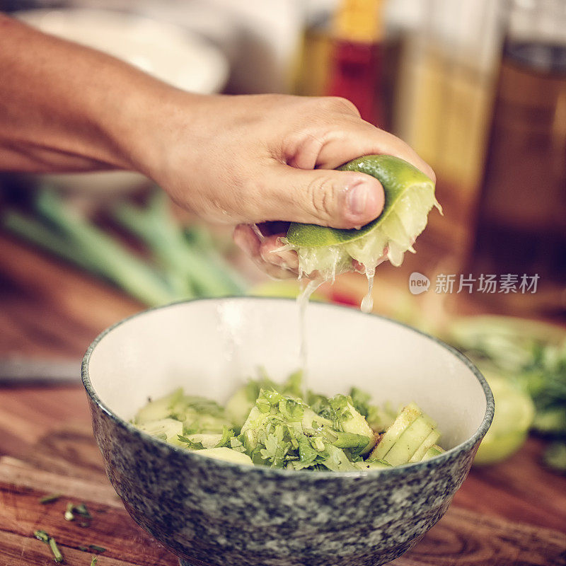 准备亚洲酸黄瓜沙拉