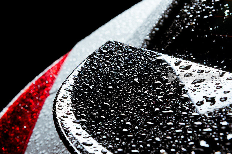 雨水滴在车体上，黑红的