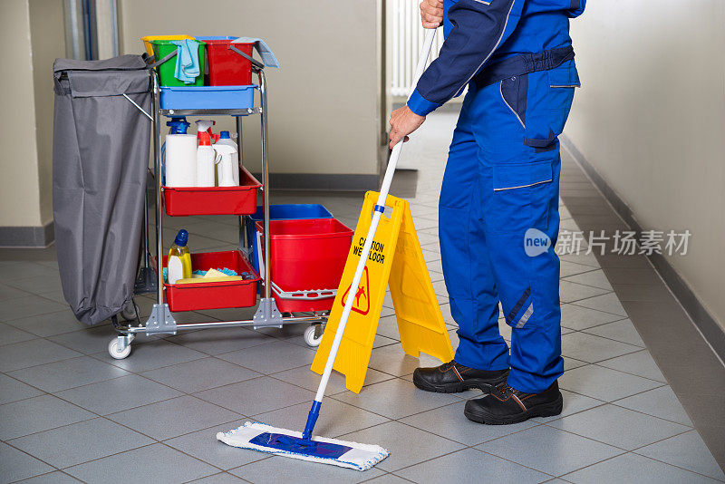 清洁工用扫帚清洁办公室走廊