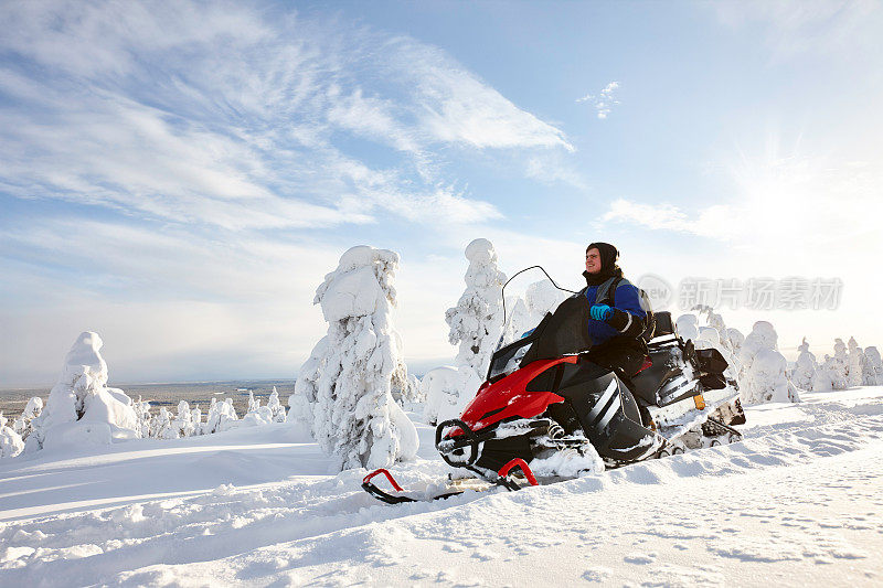 一名男子在芬兰驾驶雪地摩托