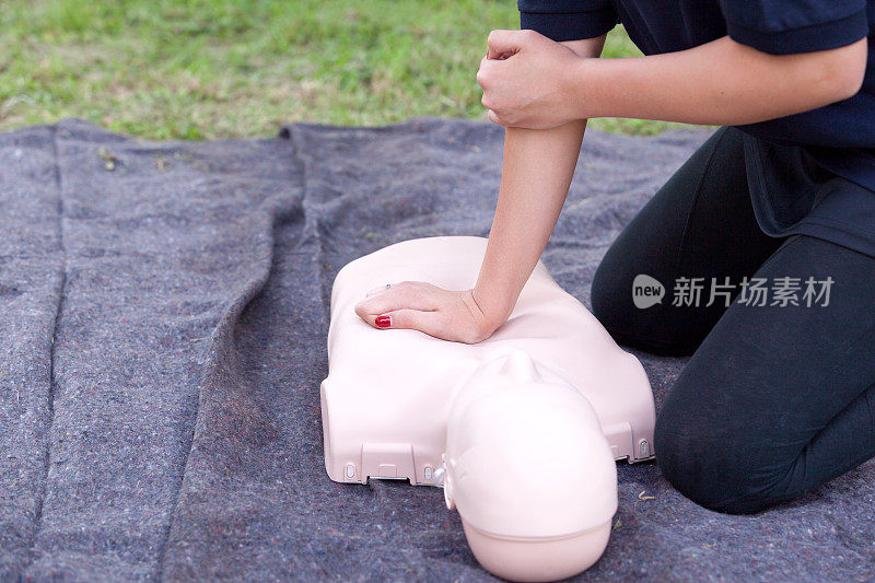 急救培训。心肺复苏(简称CPR)。