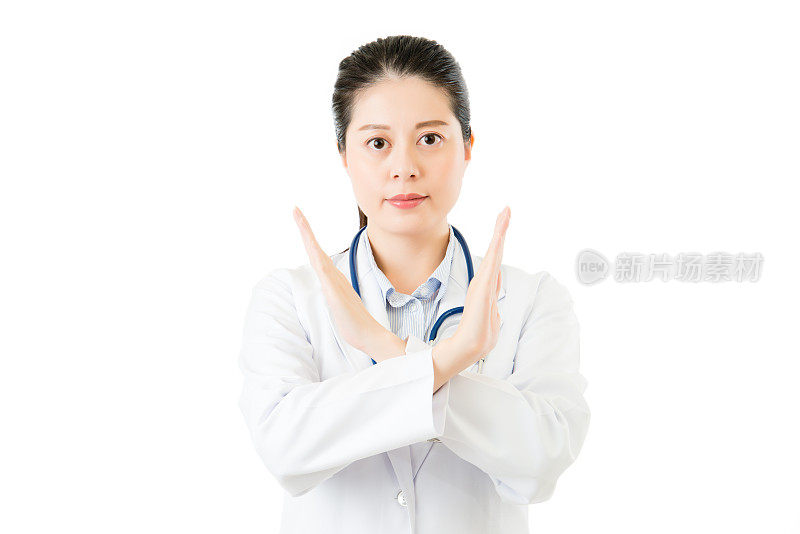 亚洲女医生用听诊器显示拒绝停止手势