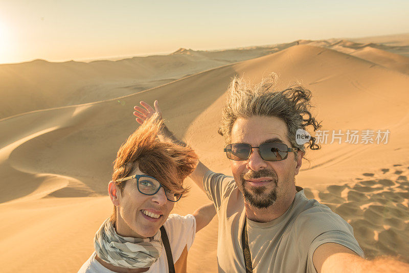 在非洲纳米比亚纳米布沙漠的沙丘上自拍